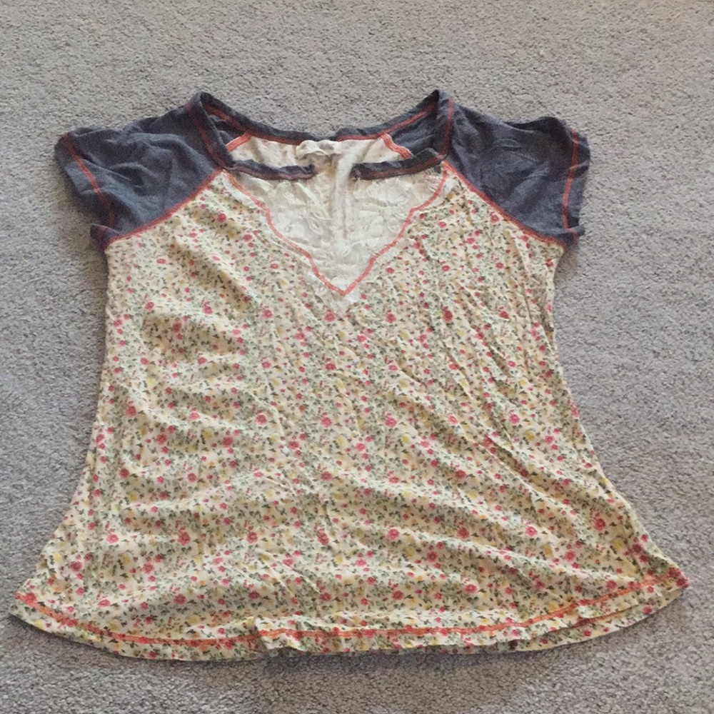 Floral Print V-neck Tee with Lace